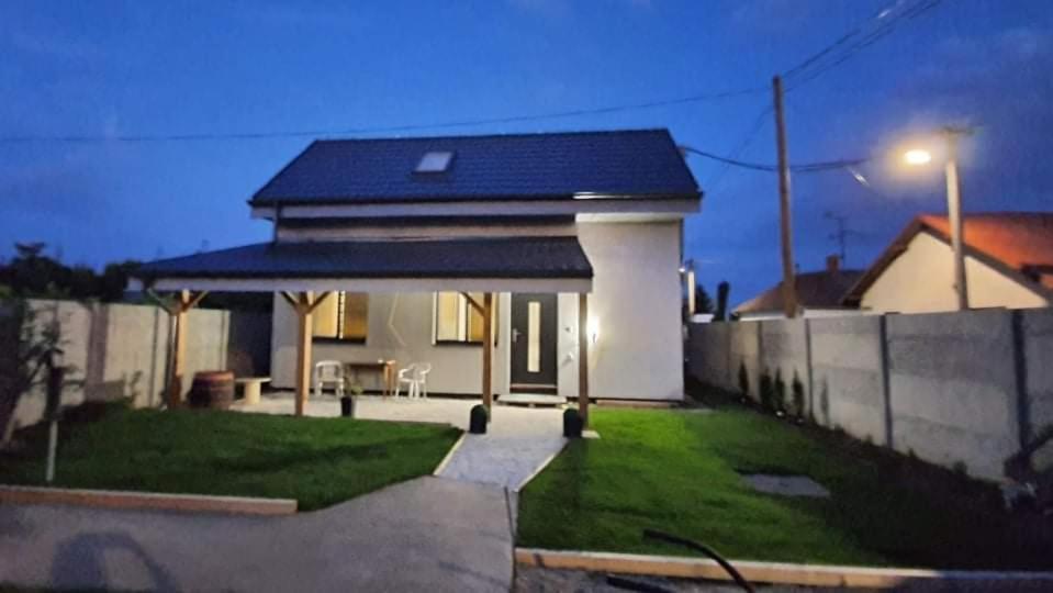 Villa Vikendovy Dom Hlboka Dunajská Streda Exterior foto