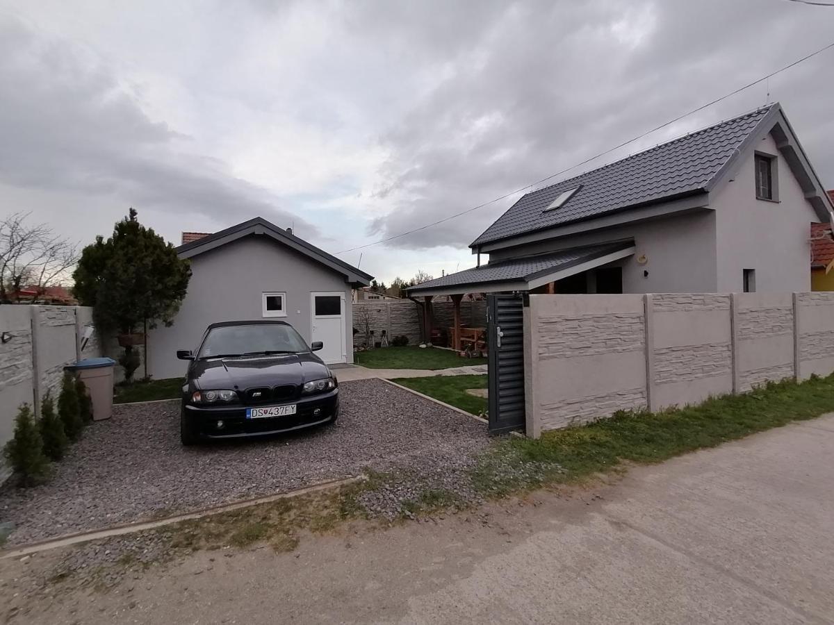 Villa Vikendovy Dom Hlboka Dunajská Streda Exterior foto